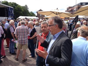 Wethouder Harry Scholten illustreerde de situatie aan SP-raadslid Keizer.